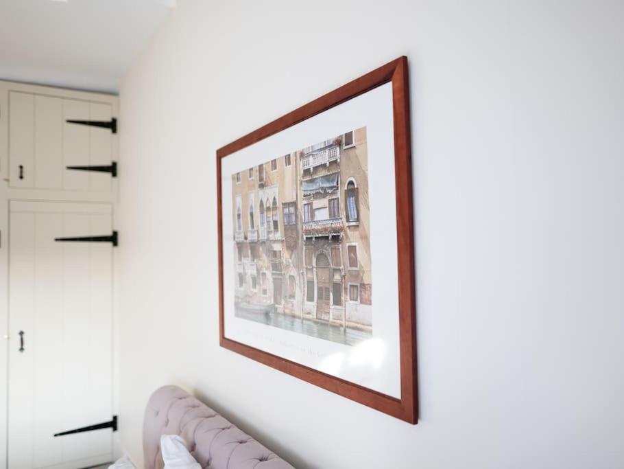 Charming Cottage Getaway In Altrincham Esterno foto