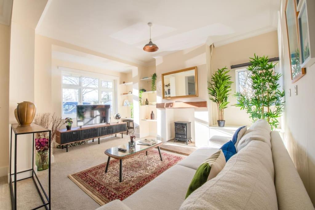 Charming Cottage Getaway In Altrincham Esterno foto
